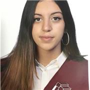 Profesora de inglés que imparte clases a niños de todas las edades